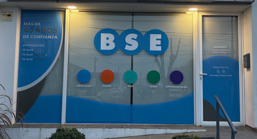 Decoración de vidrieras comerciales con vinilos microperforados y esmerilados